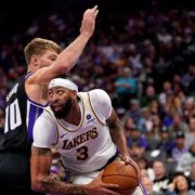 再遭小萨博尼斯完爆 31岁浓眉哥未老先衰巅峰已过