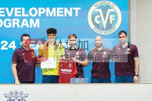 6-刚刚从比利亚雷亚尔足球学院毕业的瓦代伊(左二)也首次入选_副本.jpg